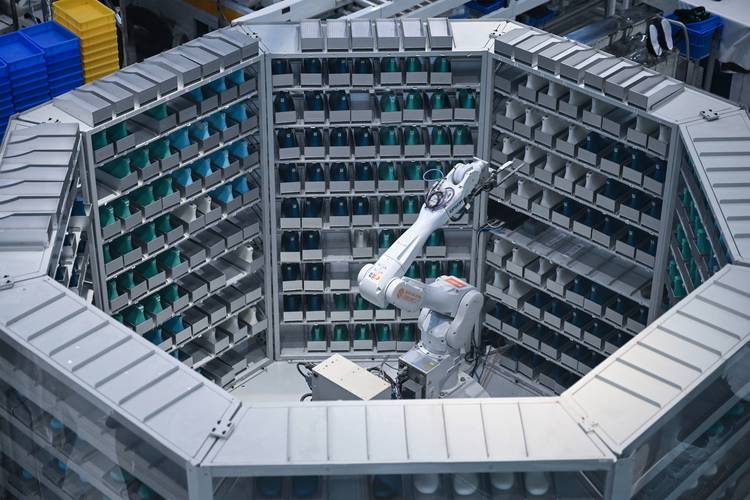 8月19日,工人在福建莆田双驰科技定制工厂店的智能工厂作业